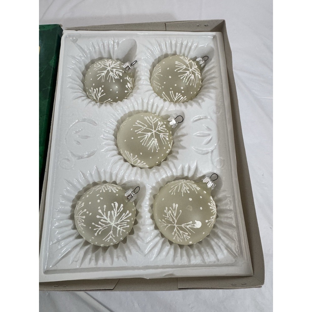 Vintage Commodore Ornaments Hand-Painted Sparkle Snowflakes White 5 Balls In Box